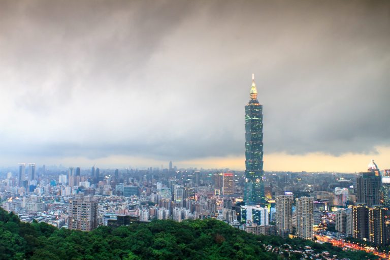 颱風假英文怎麼說？3 步驟掌握台灣常見颱風假用語 [How To Say Typhoon Holiday In English? 3 Steps To Master The Common Typhoon Terms In Taiwan]