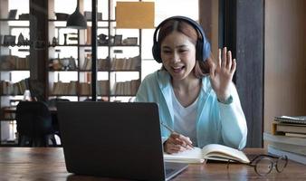 即時互動學英語：探索真人線上英語口說的好處 (Learn English with real-time interaction: Explore the benefits of real-person online English speaking)