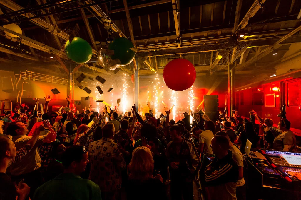 如何用尾牙英文創造難忘盛會？提升商務英文技巧的5大方法 [How To Create An Unforgettable Event For The Year End Party? 5 Methods To Enhance Business English Skills]