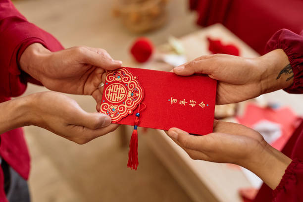 紅包英文怎麼說？解碼華人文化中的特殊贈禮 [Decoding the Special Gift in Chinese Red Envelope Culture]