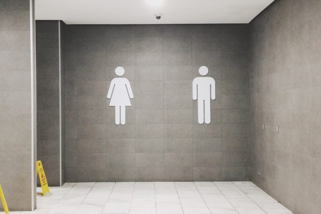 如何用英文優雅地說對廁所的5個常見需求？ [How to elegantly talk about 5 common needs for restrooms in English?] 