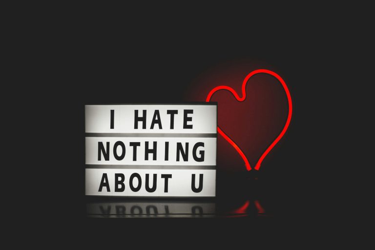 語錄短句愛情的力量：如何用簡單英語表達深刻情感？ [The Power Of Love Quotes: Expressing Deep Emotion In Simple English]