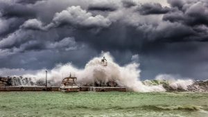 颱風假英文怎麼說？5個常見用法與英文例句解析 [How To Say Typhoon Day Off In English? 5 Common Usages & Example Sentences]