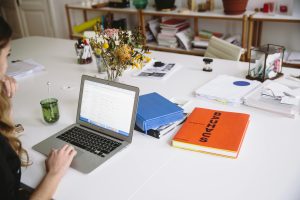 Hr 意思是什麼？新手一定會誤解的5大英文用法解析 [What Does HR Mean? 5 English Usages Beginners Easily Misunderstand]