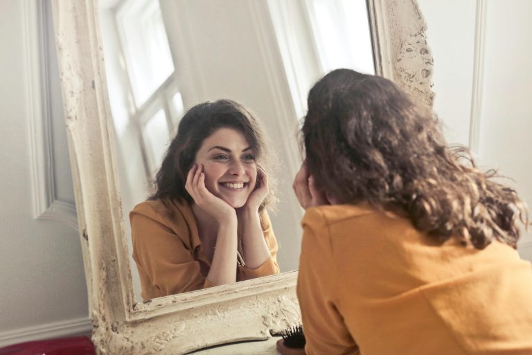 愛自己語錄6大迷思｜為什麼這些英文句子其實無法幫助你真正自愛？ [6 Myths About Self Love Quotes: Why These English Phrases Can't Truly Help Your Self Love?]