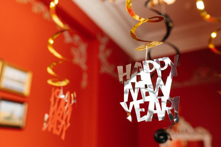 新年祝福英文怎麼說？7個常用新年祝賀語及中英對照範例解析 [How To Say Happy New Year In English? 7 Common New Year Greetings With Bilingual Examples]
