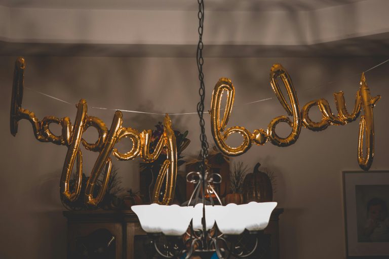 生日快樂英文怎麼說？10 種常用祝福話語與正確寫法一次學會！ [10 Common And Correct Ways To Say Happy Birthday In English!]