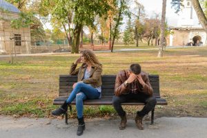Fighting 這個英文單字你用對了嗎？7個常見錯誤用法與正確例句解析 [Are You Using 'Fighting' Correctly In English? 7 Common Mistakes And Right Examples]