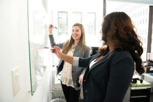 Cosmopolitan星座專欄不可不知：2025年職場最易犯5大溝通失誤，你中了幾項？ [5 Essential Workplace Communication Mistakes To Avoid In 2025: Cosmopolitan Zodiac Expert Guide]