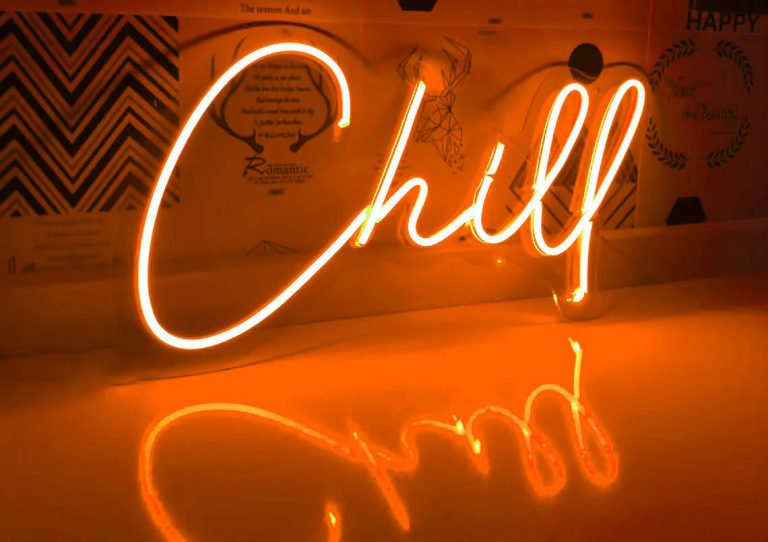 chill 意思不可不知！5個情境教你正確用法，避免常見英文誤會 [What Does 'Chill' Mean? 5 Real-life English Scenarios You Must Know!]