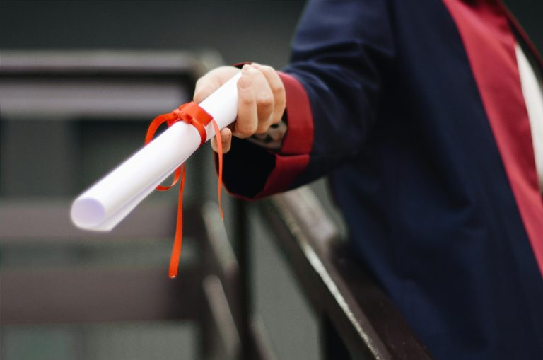國中畢業典禮英文怎麼說？5個常見用語與寫作避開的錯誤 [How To Say Junior High School Graduation Ceremony In English? 5 Common Terms & Mistakes To Avoid]
