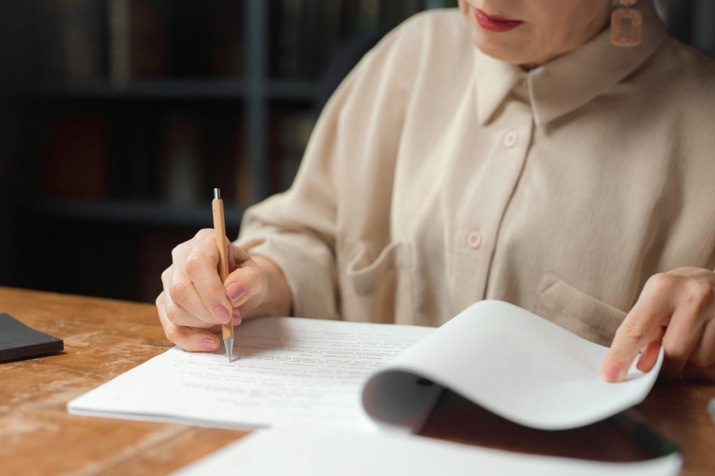 升學競爭壓力下必學的7個英文應試技巧（避免常見失分陷阱） [7 Essential English Exam Tips Under Academic Pressure: Avoid Common Mistakes]｜