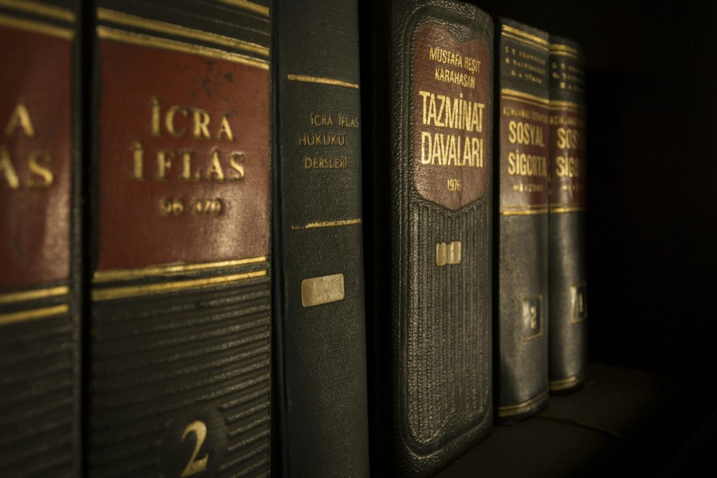 教師解聘新辦法與案例分析：2025年臺灣英文教師必知的3大陷阱與避免方法 [Teacher Dismissal New Policies & Case Study: 3 Key Traps And Solutions For Taiwan English Teachers In 2025]｜