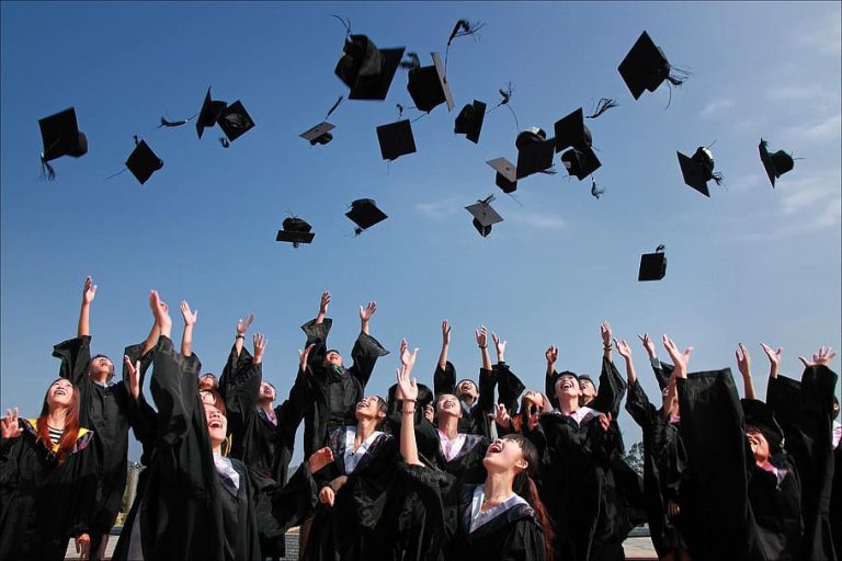 青春畢業英文如何說？5個最常見但容易搞錯的用法解析 [How to Say Graduation in English? 5 Common But Easy-to-Make Mistakes Explained]