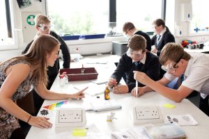 【未來職場】評分、學測、AI考官？英國名校實驗新制度你跟上了嗎？2025年家長與學生必知的3大關鍵轉變