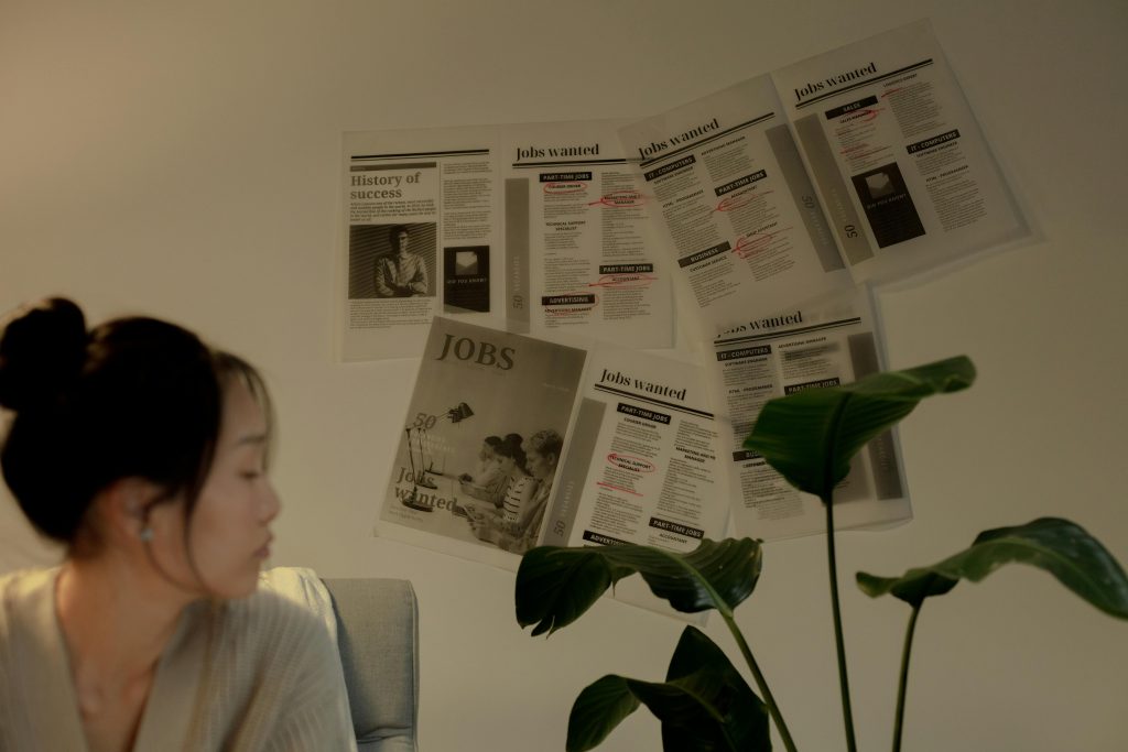 新鮮人高薪工作有哪些？2025畢業生最容易入職的7大職缺與英文面試技巧 [Top High Paying Jobs For Fresh Graduates 2025: 7 Easiest Positions & English Interview Tips]｜