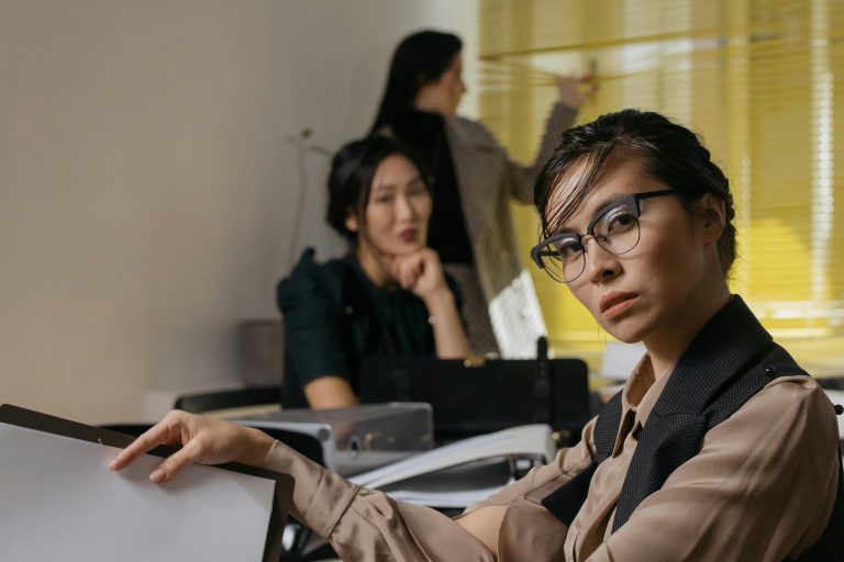 下屬拒絕命令時該怎麼辦？英文職場常見5大應對技巧解析 [How To Handle Subordinate Refusal? 5 Key Strategies In The English Speaking Workplace]