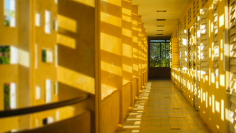 大學教授薪資你知道多少？5個關鍵真相與常見迷思解析（含英文實用詞彙） [University Professor Salary In Taiwan: 5 Key Facts And Common Myths (with Practical English Vocabulary)]