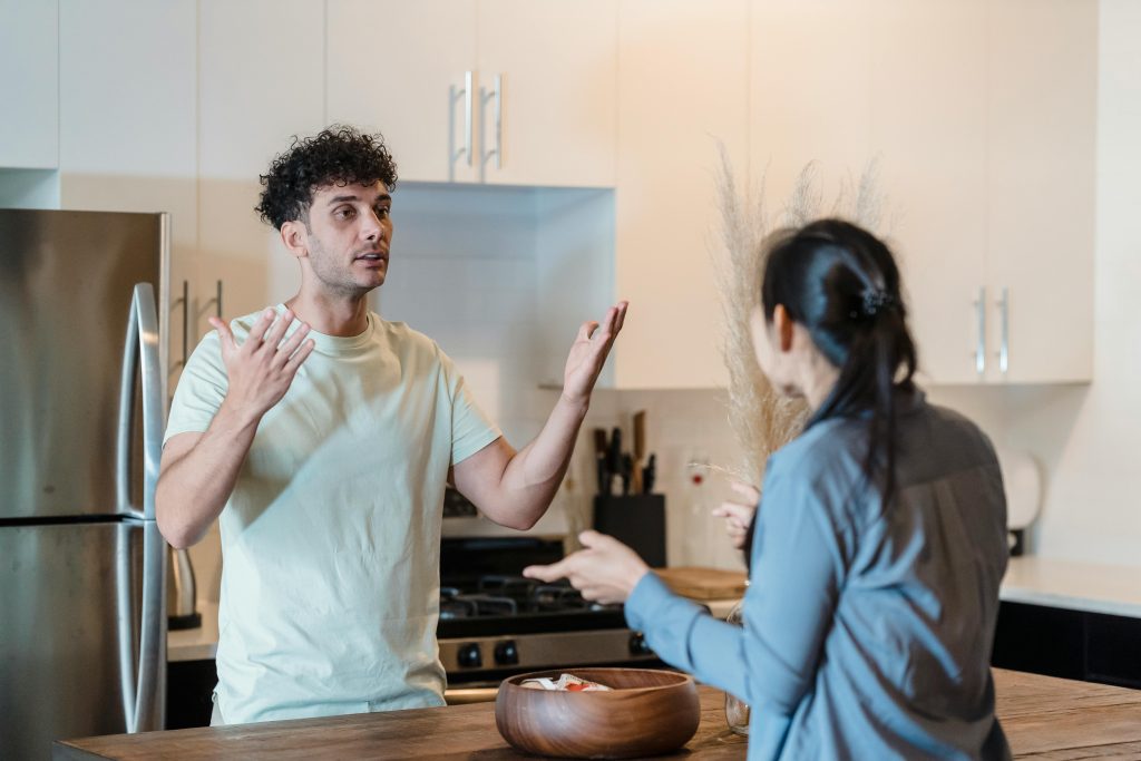 辦護照英文怎麼說？辦護照時最常見的8句實用英文會話一次學會 [How To Say 'Apply For A Passport' In English? 8 Common And Useful Passport Application English Conversations]｜