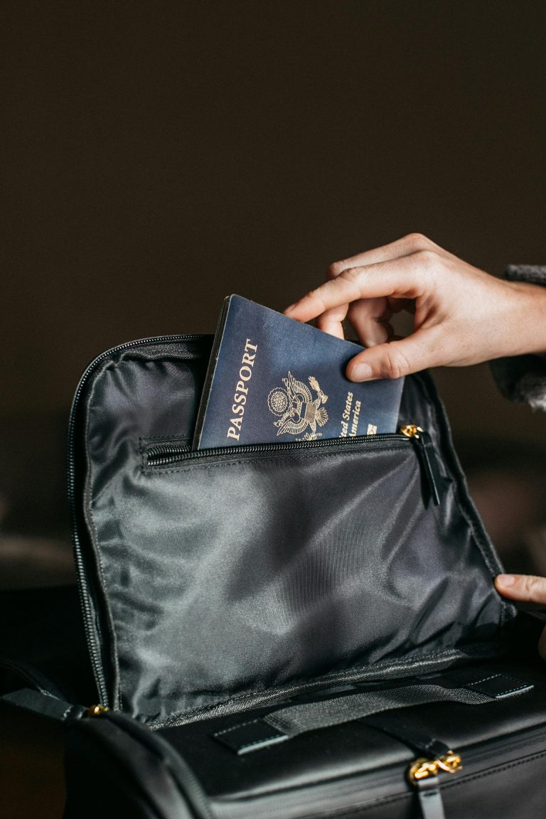 護照申請流程全攻略：8個你絕不能忽略的英文表單填寫細節 [Passport Application Guide: 8 Essential English Form Filling Tips]