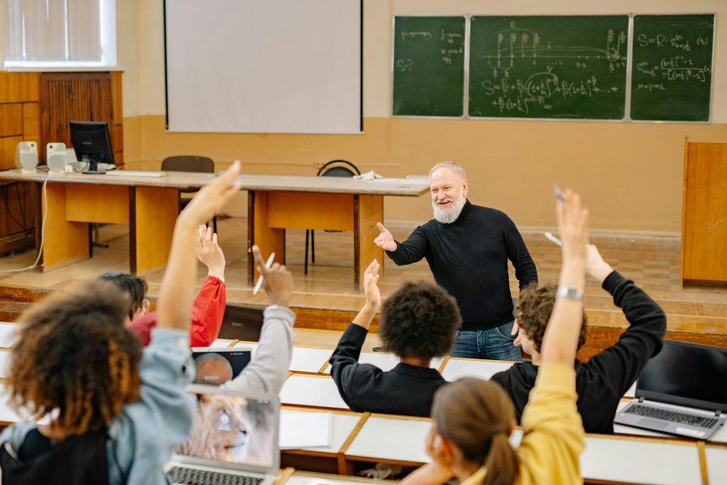 少子化高教危機：為什麼你的大學英文系正面臨3大不可忽視的挑戰？ [Demographic Crisis In Higher Education: 3 Pressing Challenges Facing University English Departments]｜