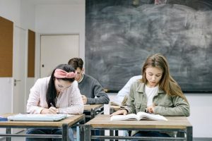 ????男扮女裝代考！大學生作弊事件引爆網路：5個你不可不知的英文作弊手法與防範重點