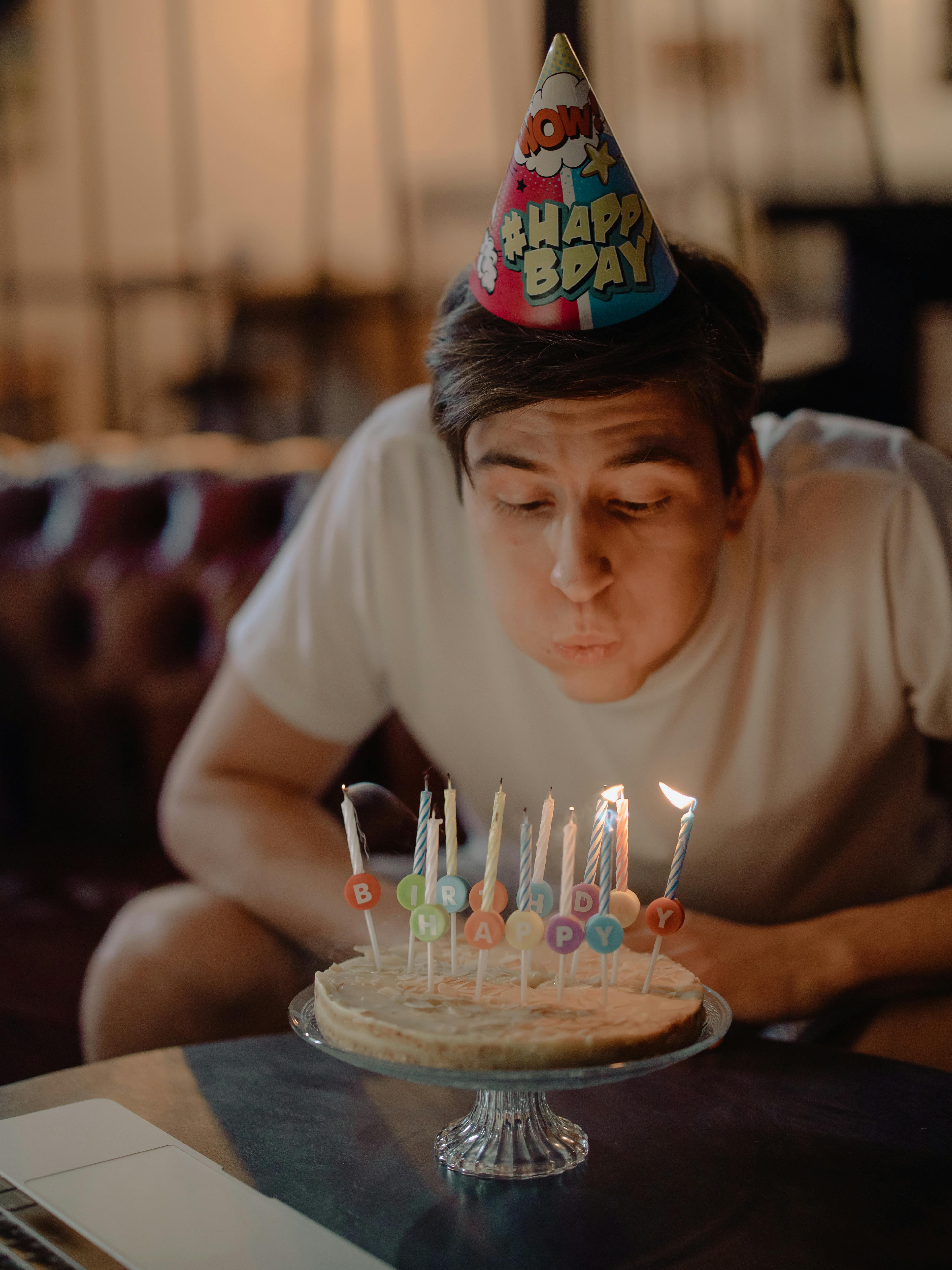 Happy Birthday 祝福怎麼說？10句實用英文短句讓你提升生日祝福層次 [How To Say Happy Birthday? 10 Useful English Short Sentences To Upgrade Your Birthday Wishes]｜