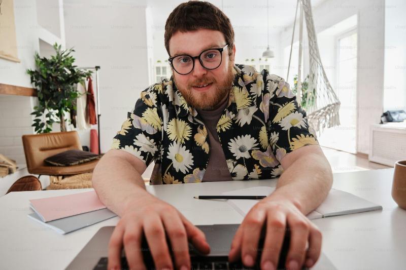 POV 是什麼？POV意思、用法、梗圖範例一次搞懂：TikTok、IG 社群視角梗完整指南 (1)