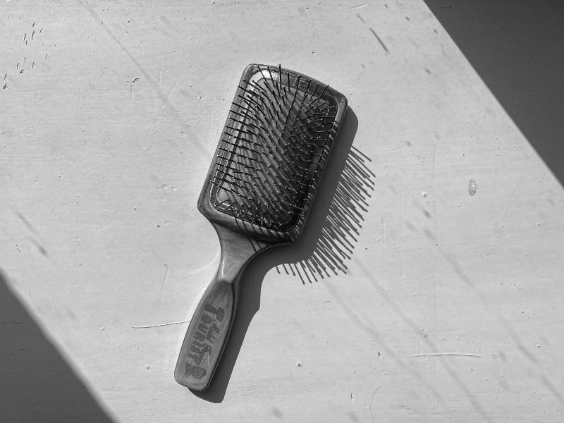 【梳子英文全解析】一次搞懂 Comb、hairbrush 差在哪！5大情境＋例句＋表格＋多語對照最完整指南 (9)