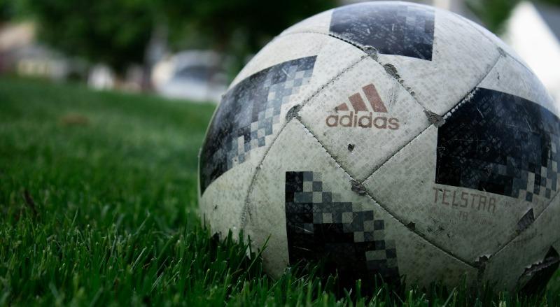 踢足球英文怎麼說?足球 Soccer Football 用法一次搞懂(完整解析、情境句大全) (1)