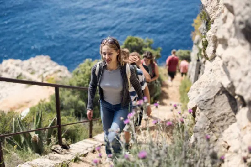 People Mountain People Sea 是什麼意思? 3 情境秒懂這句英文表達用法! (5)