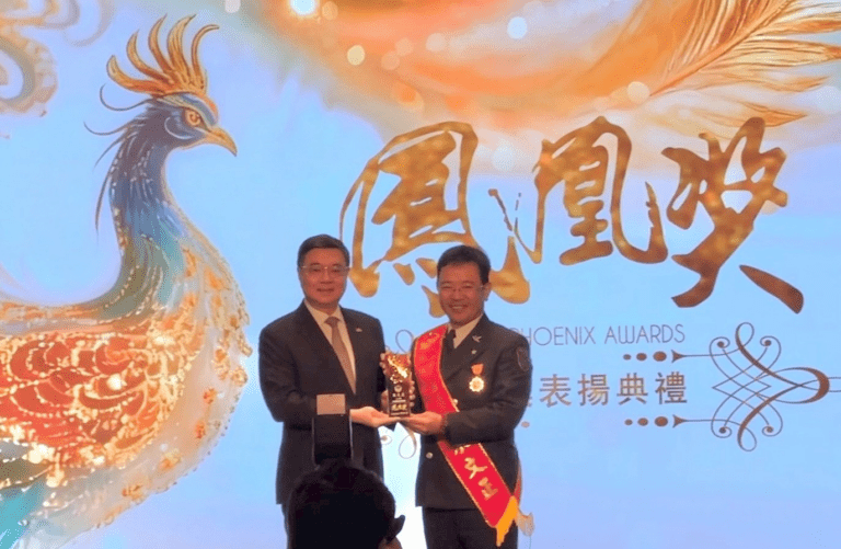 從學術殿堂到災難現場!東華大學朱文正老師榮獲全國鳳凰獎,代表全臺義消楷模致詞感動全場