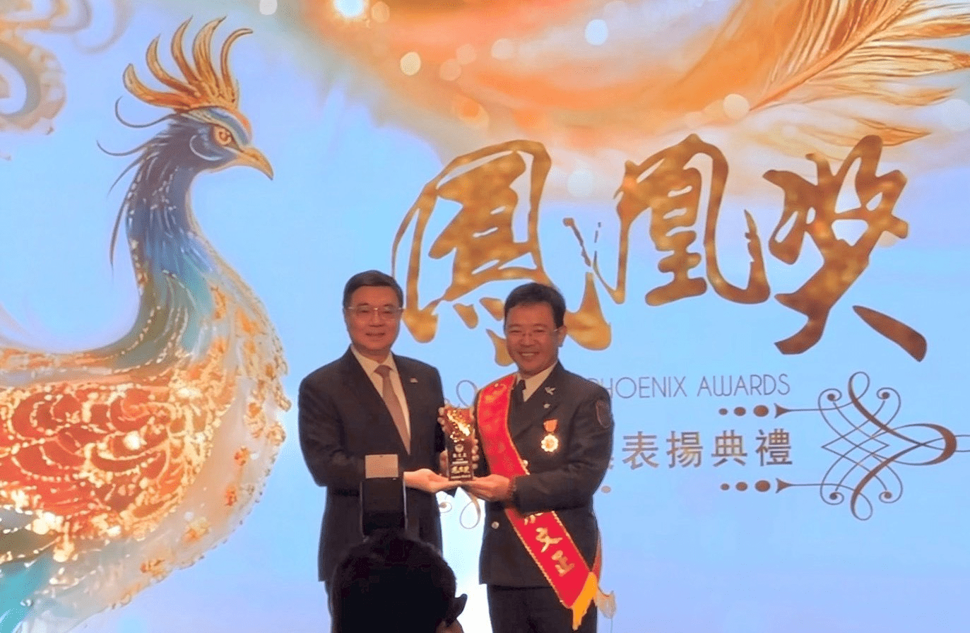 從學術殿堂到災難現場！東華大學朱文正老師榮獲全國鳳凰獎，代表全臺義消楷模致詞感動全場