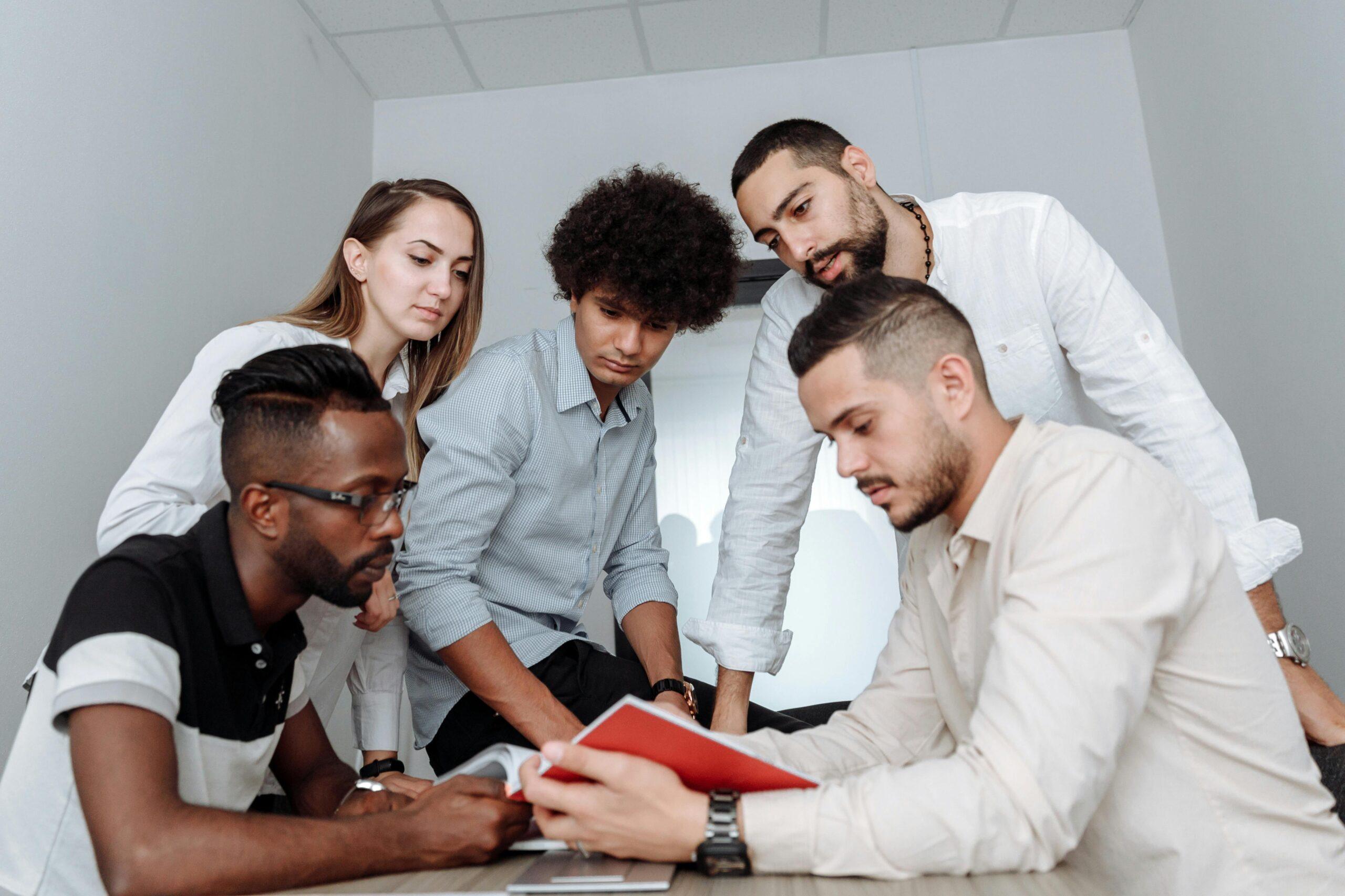 合作英文怎麼說？5種職場必學合作英文用語與實用對話範例 [How To Say Collaboration In English? 5 Must Learn Workplace Collaboration English Phrases With Practical Dialogues]