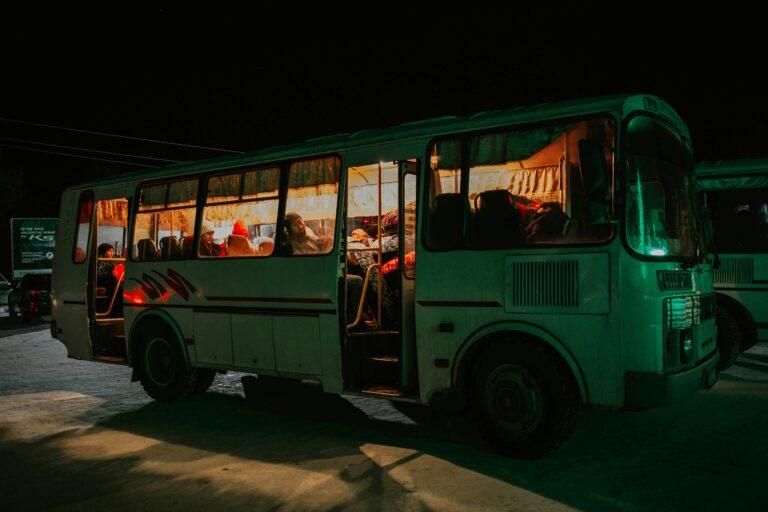 巴士英文怎麼說？5個常見用法與你一定會犯的錯誤 [How To Say Bus In English? 5 Common Usages And Mistakes]