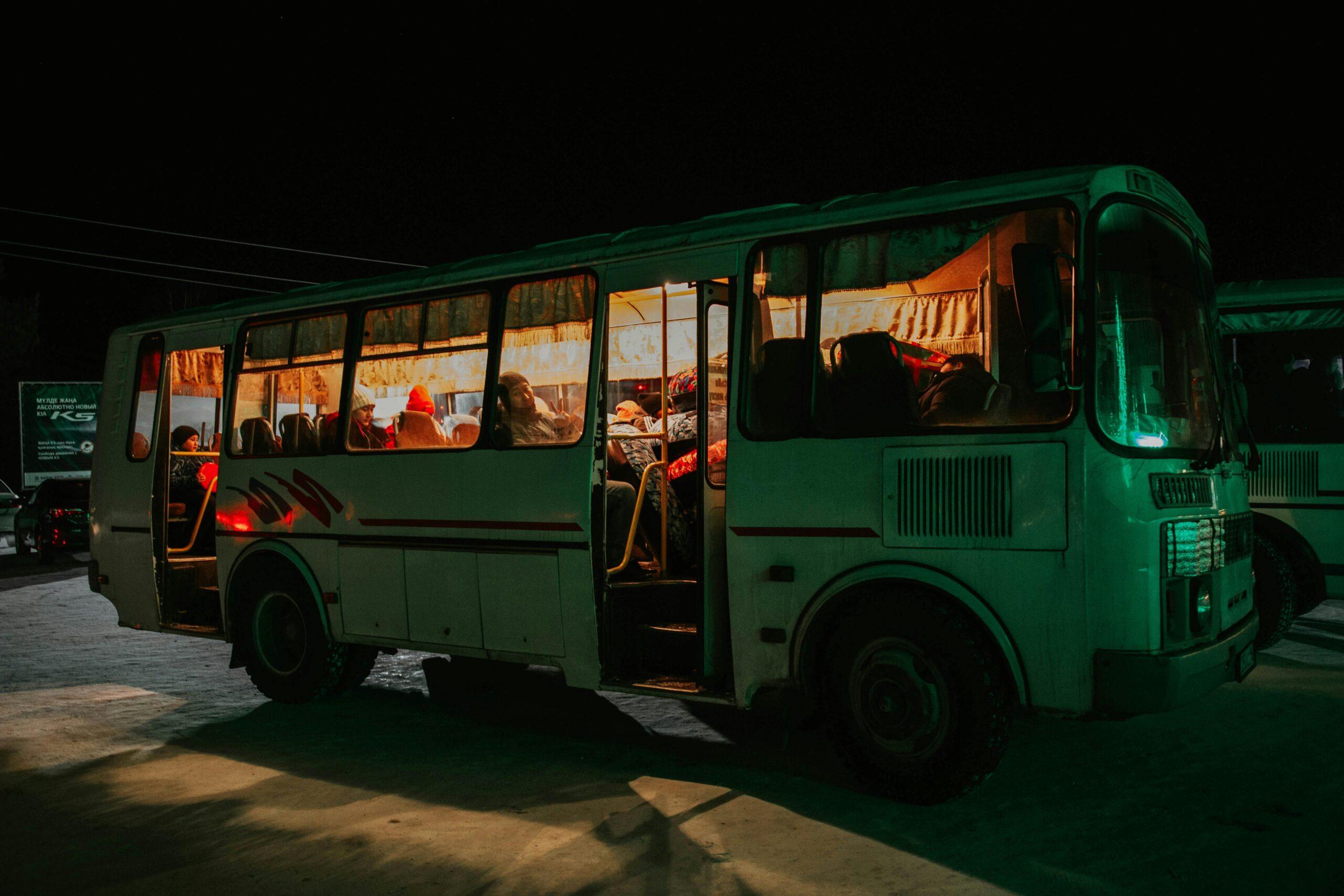 巴士英文怎麼說？5個常見用法與你一定會犯的錯誤 [How To Say Bus In English? 5 Common Usages And Mistakes]
