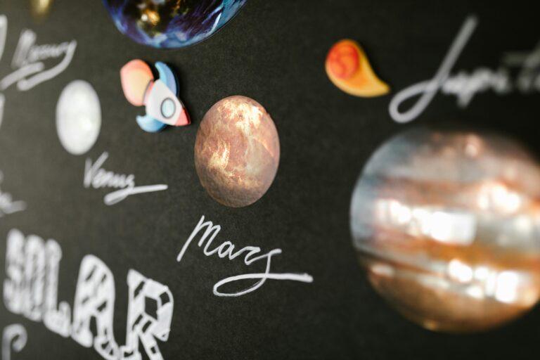 太陽系行星英文有哪些？10個你一定會搞錯的發音與記憶法全解析 [Solar System Planets In English: 10 Mispronunciations And Memory Hacks]