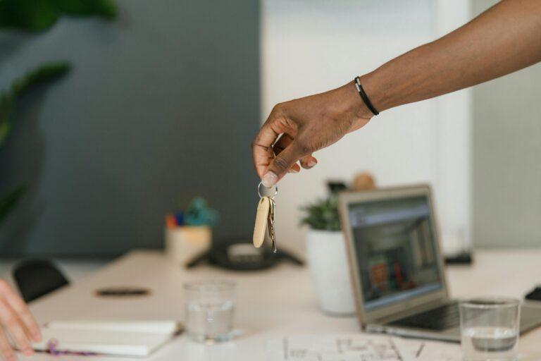 工作交接英文怎麼說？7個避免溝通失誤的實用句型與範例 [How To Say Work Handover In English? 7 Practical Phrases & Examples To Avoid Miscommunication]