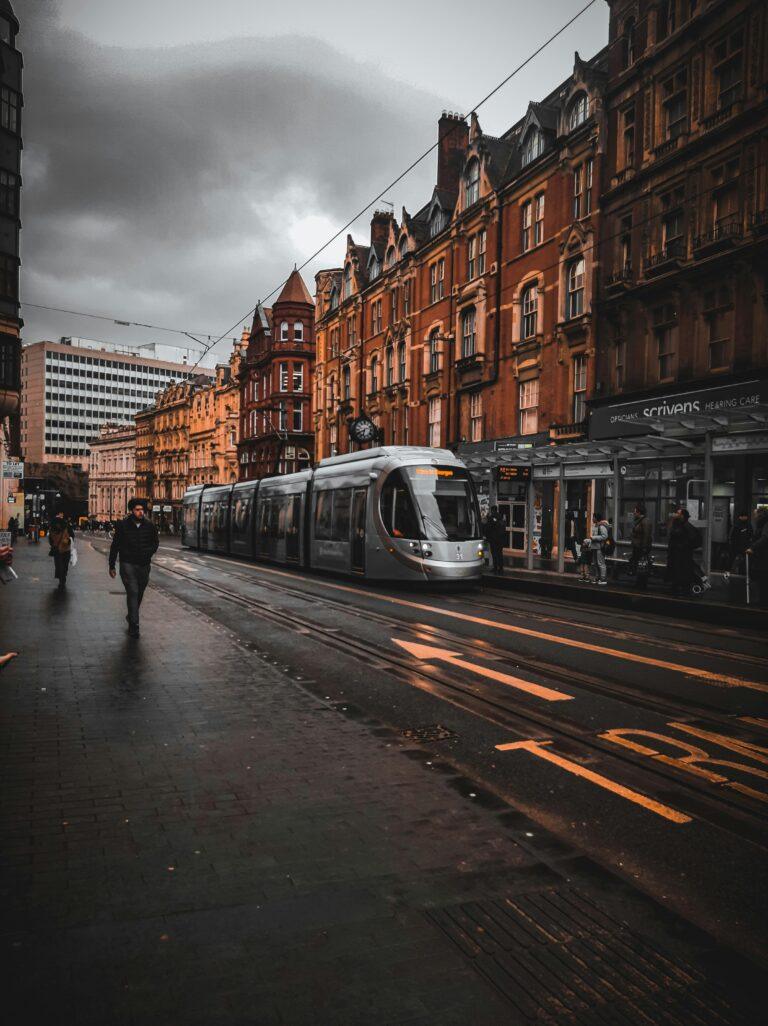 上下班通勤英文必學10句會話｜2025職場新鮮人避免尷尬的溝通技巧 [10 Must Learn English Phrases For Commuting: 2025 Fresh Graduates’ Guide To Avoiding Awkward Situations]