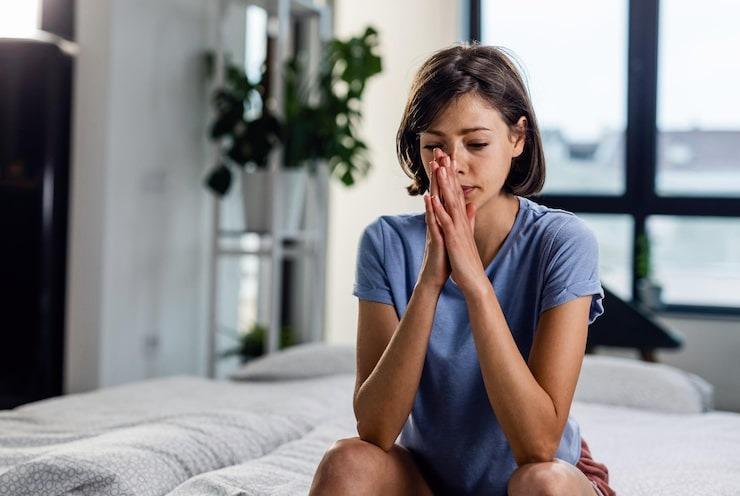 心情低落英文怎麼說？5個實用片語與表達方式，避免常見用錯誤