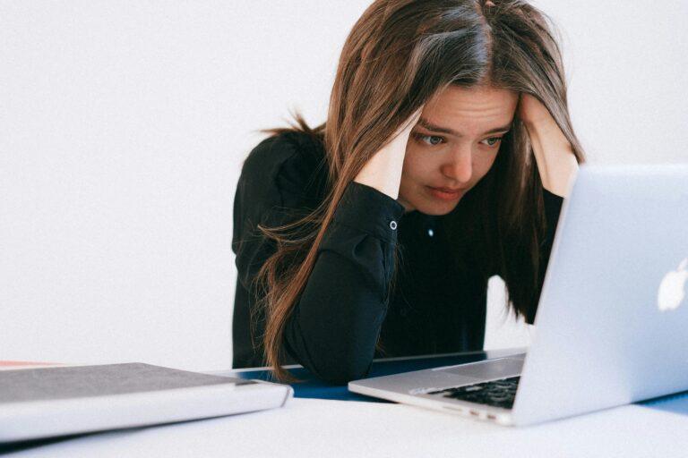 AI取代工作焦慮？3招教你用英文面對職場變革，避免被淘汰！ [How To Overcome AI Job Anxiety: 3 English Strategies To Stay Ahead Of Workplace Changes]