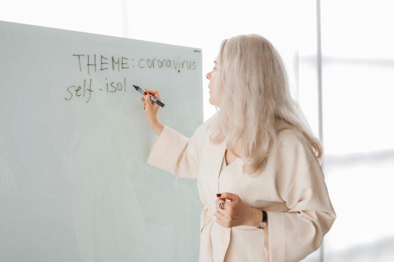 英文家教一定要找外師嗎？6大迷思你必須知道（2025最新調查） [Do You Need A Native Speaker? 6 English Tutor Myths Debunked   2025 Survey]
